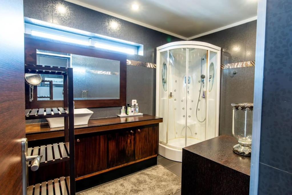 Luxury Loft By Boy Apartment พาทรา ภายนอก รูปภาพ